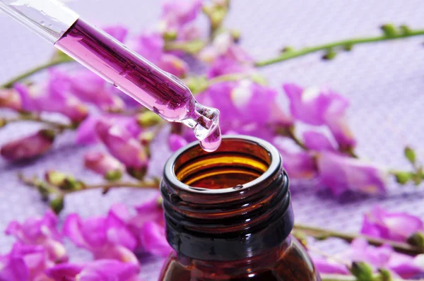 Un compte goutte avec des fleurs